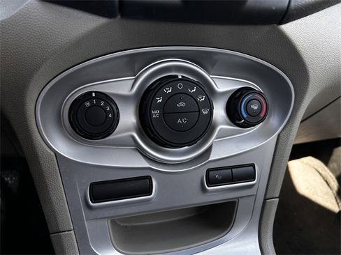 Used 2016 Ford Fiesta SE image 18