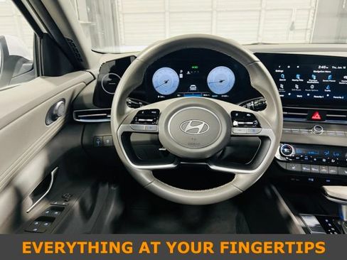 Used 2025 Hyundai Elantra SEL FWD image 5