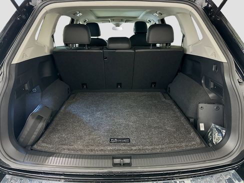 Used 2023 Volkswagen Tiguan SE w/ Panoramic Sunroof Package image 30