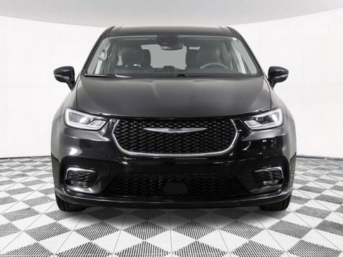 Used 2024 Chrysler Pacifica Touring-L FWD image 10