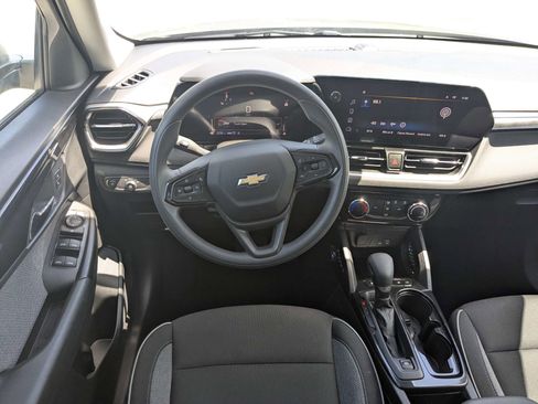 Used 2025 Chevrolet TrailBlazer LT AWD/4WD image 19