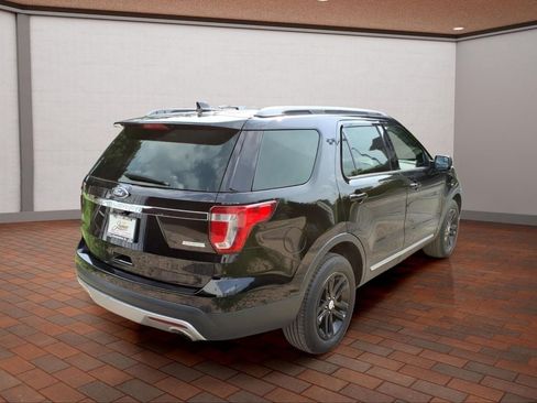 Used 2017 Ford Explorer XLT FWD image 5
