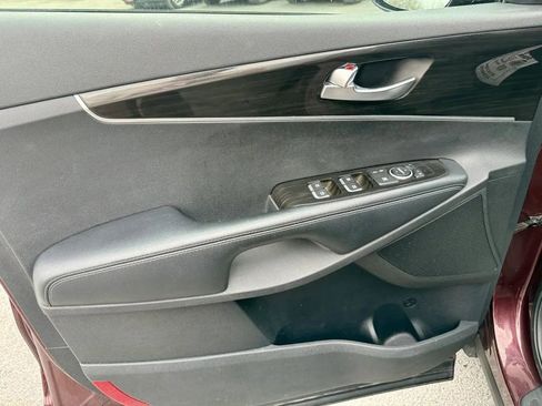 Used 2019 Kia Sorento LX image 12
