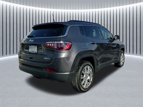 Used 2023 Jeep Compass Latitude image 9