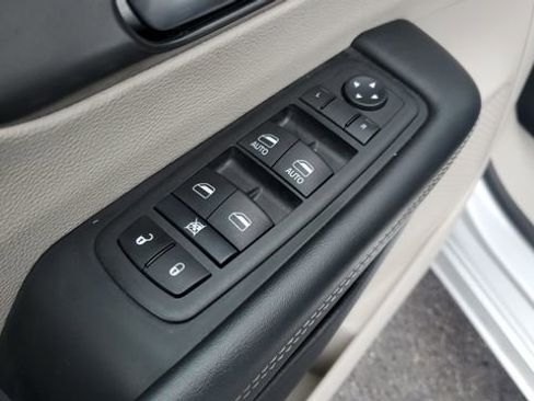 Certified 2024 Chrysler Pacifica Touring-L image 6