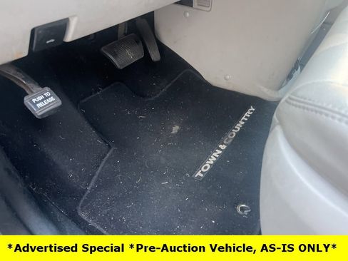 Used 2015 Chrysler Town & Country Touring image 47