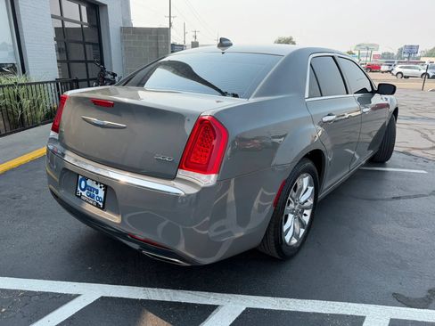 Used 2018 Chrysler 300 Limited AWD/4WD image 7