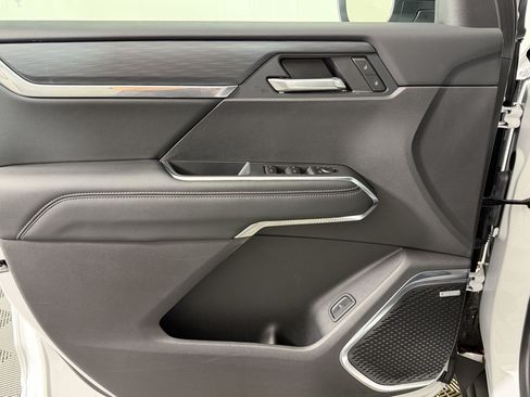 Used 2025 GMC Acadia Elevation w/ Elevation Premium Package FWD image 12