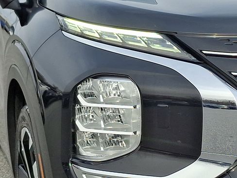 Used 2023 Mitsubishi Outlander SE image 9