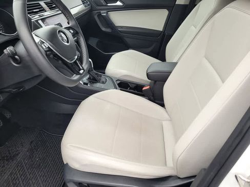 Used 2021 Volkswagen Tiguan SE w/ Panoramic Sunroof Package image 16