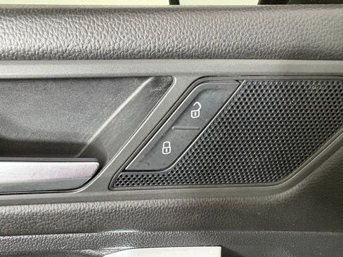 Used 2019 Volkswagen Tiguan SEL image 13