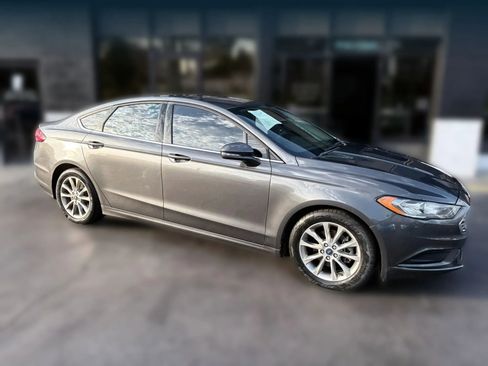 Used 2017 Ford Fusion SE image 7