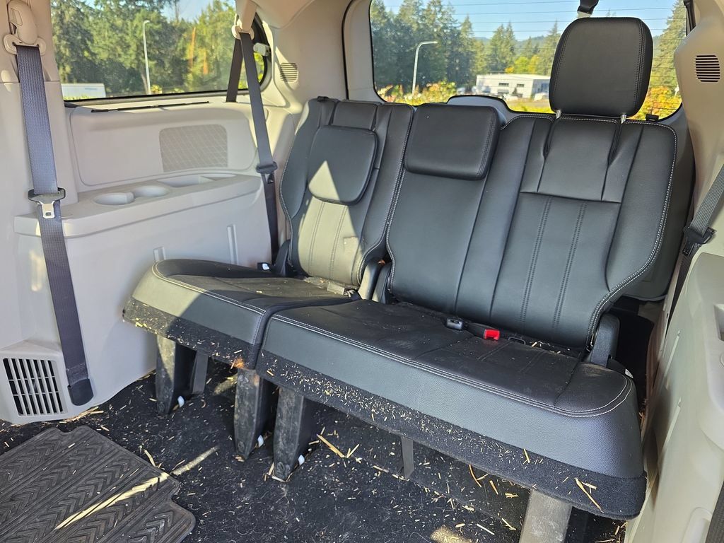 Used 2016 Chrysler Town & Country Touring w/ Driver Convenience Group FWD image 8