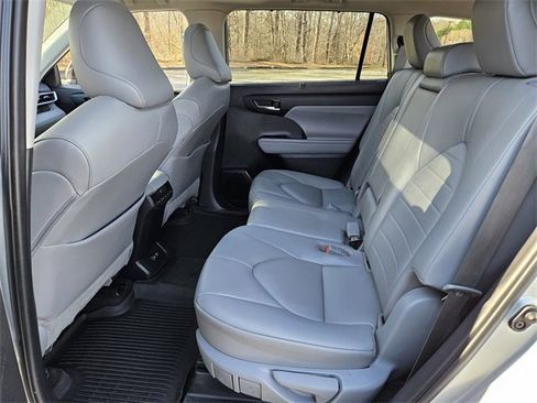 Used 2021 Toyota Highlander XLE image 9