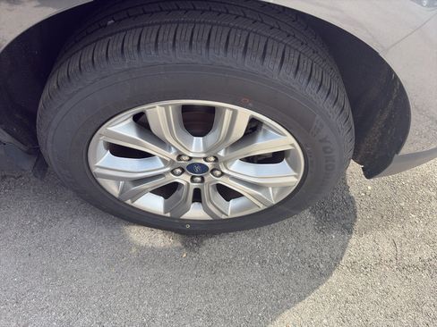 Certified 2022 Ford Edge Titanium image 4