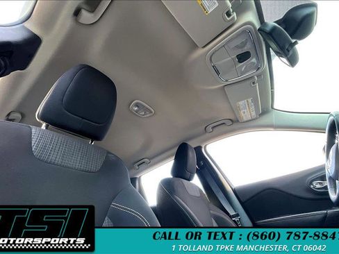 Used 2016 Jeep Cherokee Latitude w/ Cold Weather Group image 22