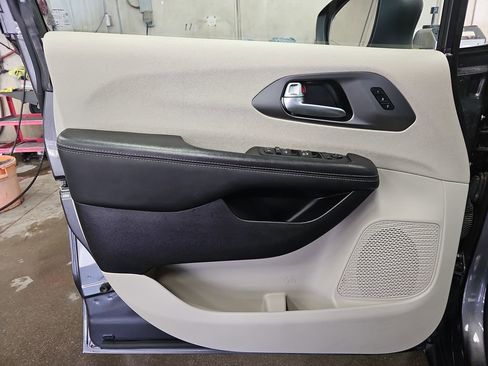 Used 2023 Chrysler Pacifica Touring-L FWD image 26