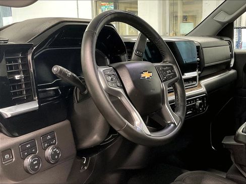 Used 2023 Chevrolet Silverado 1500 LT AWD/4WD image 8