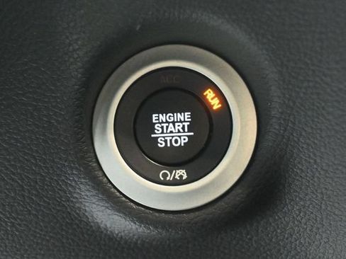 Used 2026 Chrysler Pacifica Limited FWD image 39