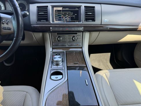 Used 2010 Jaguar XF R image 31