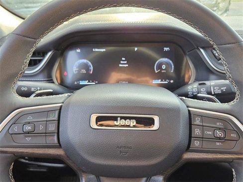 Used 2023 Jeep Grand Cherokee Limited image 22