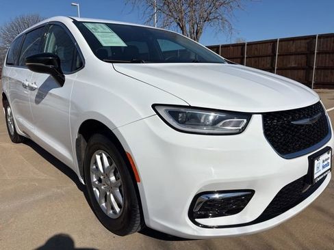 Used 2024 Chrysler Pacifica Touring-L image 2