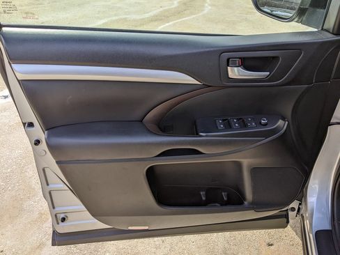 Used 2017 Toyota Highlander XLE image 9