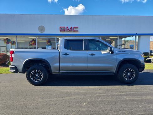Used 2023 Chevrolet Silverado 1500 ZR2 w/ Technology Package image 2