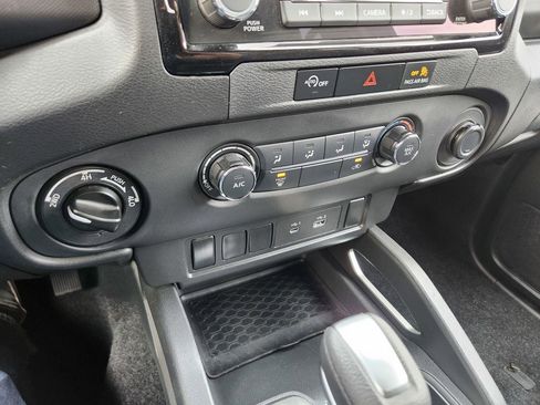 Used 2024 Nissan Frontier SV image 11