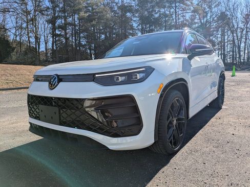 New 2026 Volkswagen Tiguan SE R-Line image 8