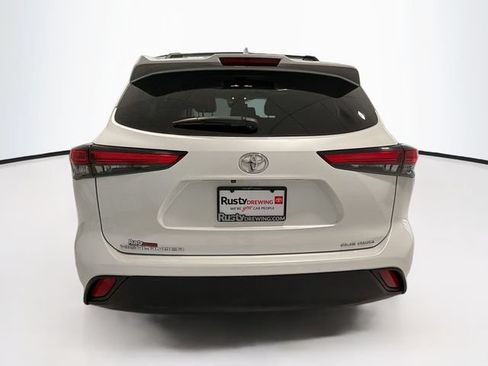 Used 2023 Toyota Highlander XLE AWD/4WD image 5