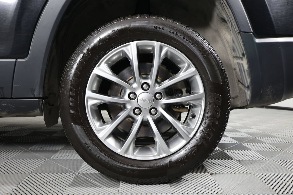 Used 2019 Jeep Cherokee Latitude Plus w/ Comfort/Convenience Group FWD image 8