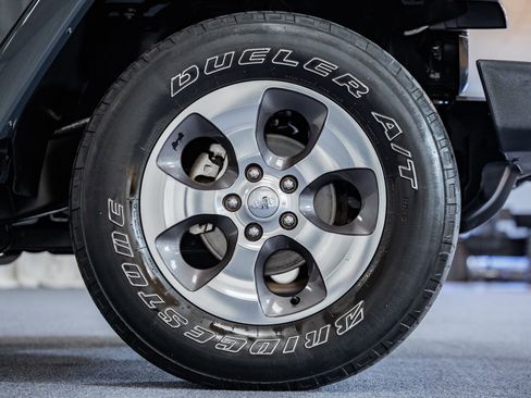 Used 2017 Jeep Wrangler Unlimited Sahara w/ Connectivity Group image 15