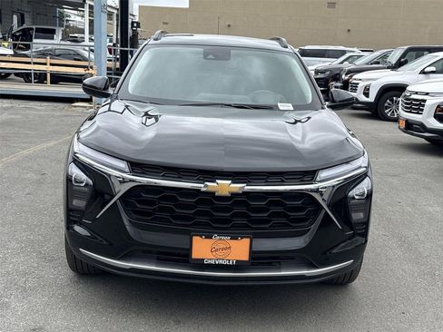 Used 2025 Chevrolet Trax LT FWD image 8
