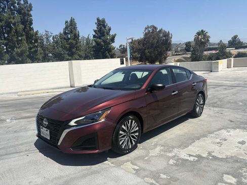 Used 2025 Nissan Altima 2.5 SV FWD image 7