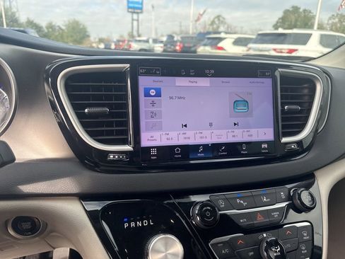 Used 2023 Chrysler Pacifica Touring-L image 16