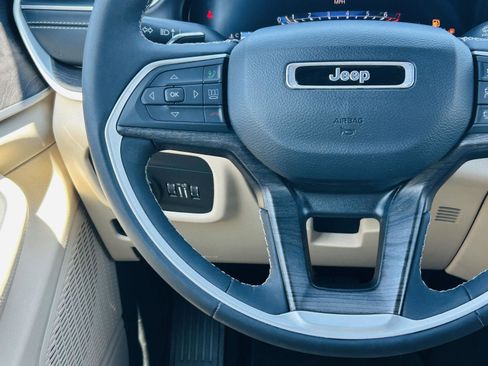 Used 2023 Jeep Grand Cherokee Limited AWD/4WD image 20