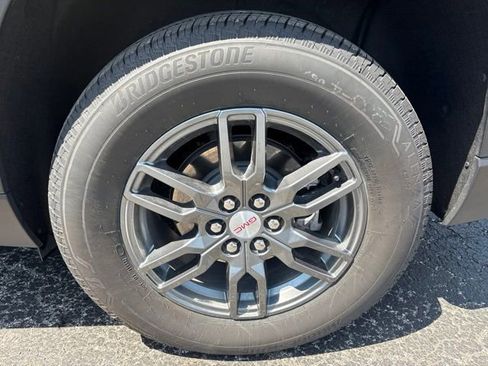 Used 2025 GMC Acadia Elevation FWD image 25