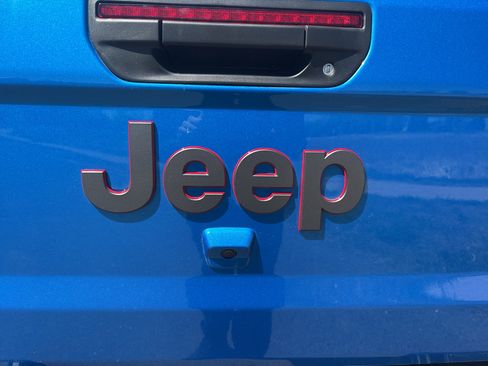 Used 2024 Jeep Gladiator Rubicon AWD/4WD image 8