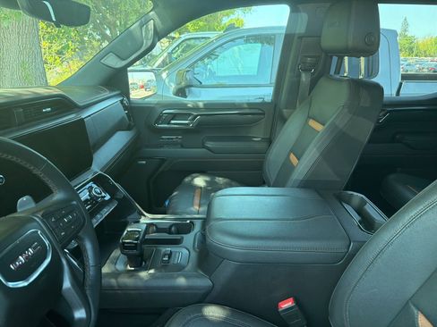 Used 2024 GMC Sierra 1500 AT4 w/ Technology Package image 9