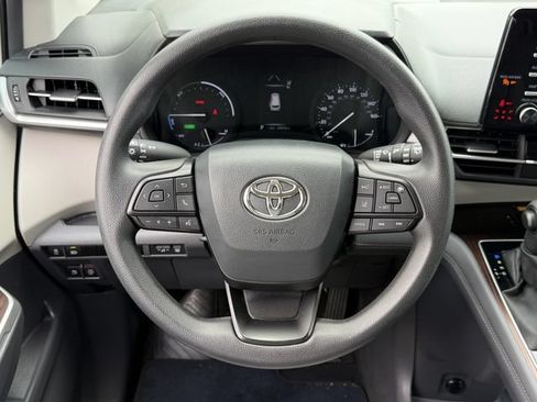 Used 2024 Toyota Sienna LE w/ LE Plus Package FWD image 13