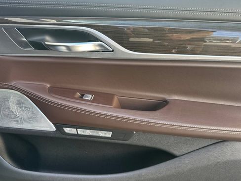 Used 2018 BMW 750i image 17