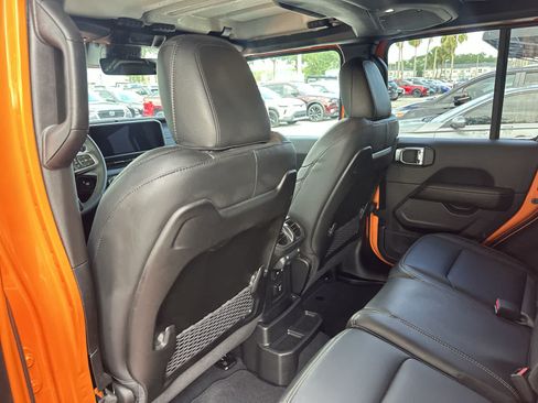 Used 2025 Jeep Wrangler Unlimited Sahara AWD/4WD image 17