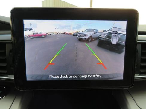 Used 2022 Ford Explorer XLT w/ Equipment Group 202A AWD/4WD image 18