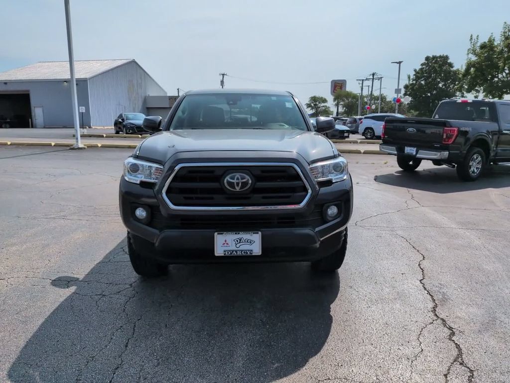 Used 2019 Toyota Tacoma SR5 AWD/4WD image 2