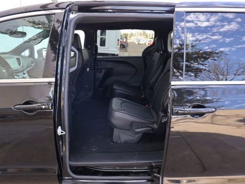 Used 2026 Chrysler Pacifica Select image 16