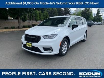 Used 2025 Chrysler Pacifica Select