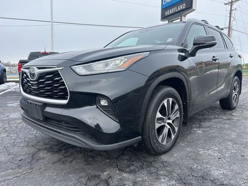 Used 2020 Toyota Highlander XLE image 2