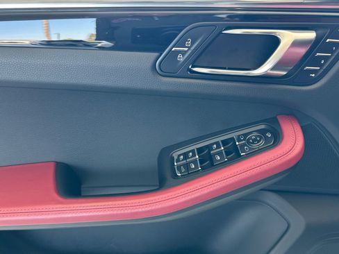 Used 2025 Porsche Macan image 12