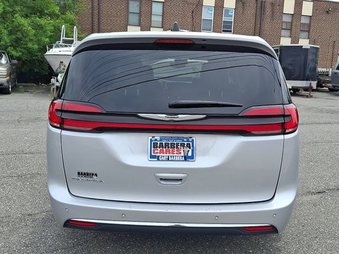 Used 2024 Chrysler Pacifica Touring-L FWD image 4